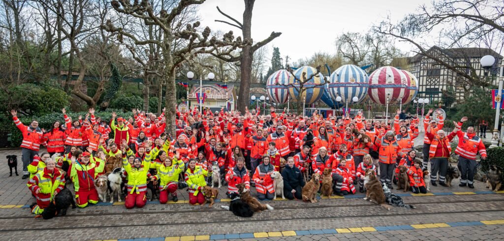 Rund 200 Rettungshunde und 240 Hundeführer der 15 Staffeln beim gemeinsamen Trainingstag im Europa-Park © Europa-Park GmbH & Co Mack KG