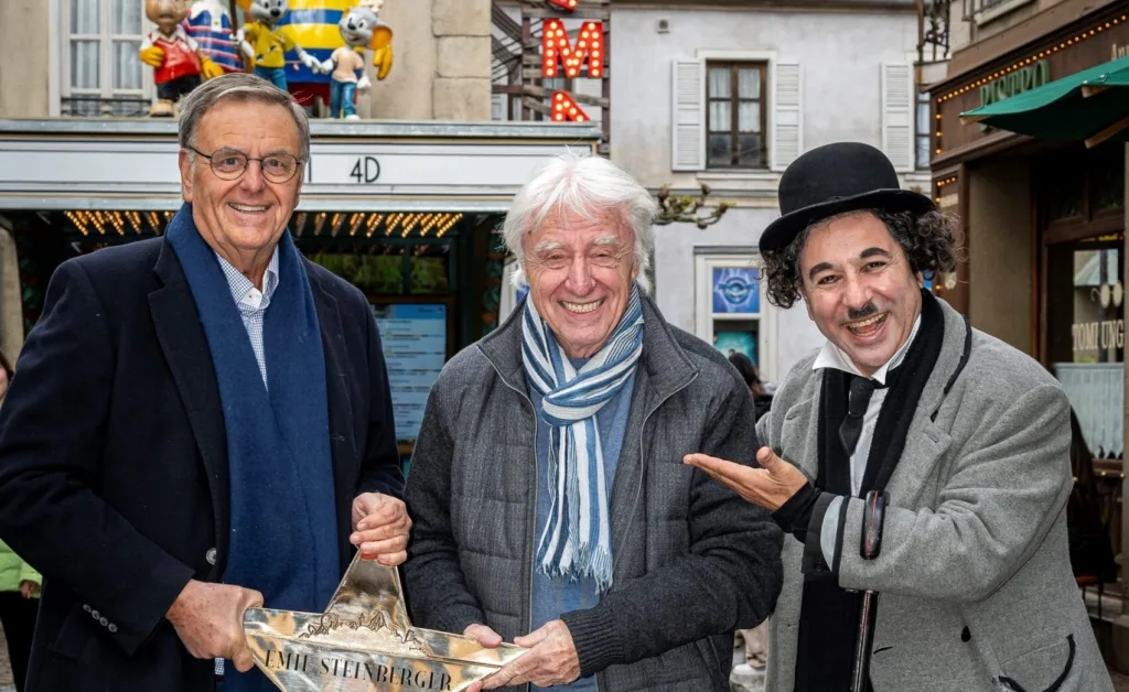 Roland Mack überraschte Emil Steinberger mit einem eigenen Stern auf dem Walk of Fame vor dem Magic Cinema 4D im Französischen Themenbereich. © Europa-Park GmbH & Co Mack KG