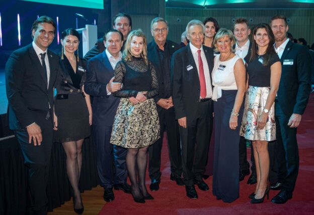 Familie Mack mit dem Gewinnerpaar des „Hotelier des Jahres“ © Europa-Park GmbH & Co Mack KG