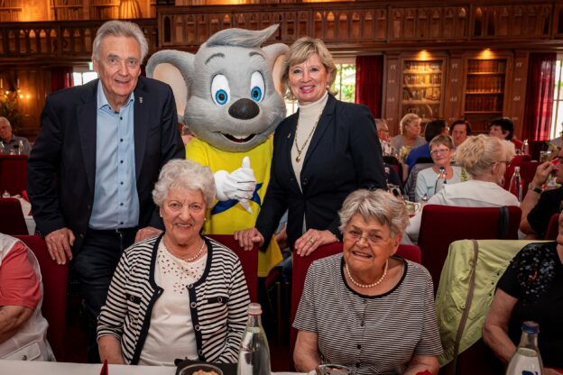 Jürgen und Mauritia Mack zusammen mit Helene Metzger (90) und Gertrud Ohnemus (89), den ältesten Teilnehmerinnen © Europa-Park GmbH & Co Mack KG