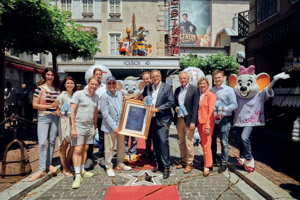 Otto wird von Familie Mack mit einem Stern auf dem "Walk of Fame" vor dem "Magic Cinema 4D" und von Oliver Pocher im Französischen Themenbereich überrascht © Europa-Park GmbH & Co Mack KG