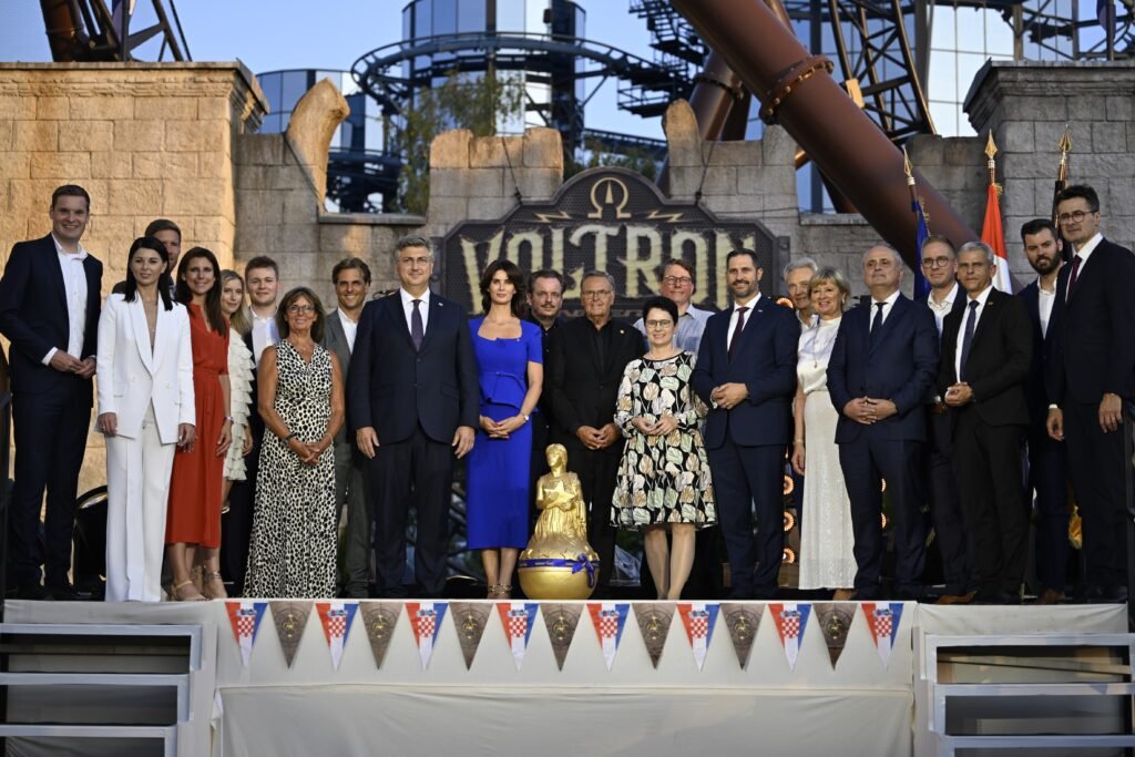 Familie Mack mit Vertretern aus Politik und Wirtschaft aus Kroatien und Deutschland © Europa-Park GmbH & Co Mack KG