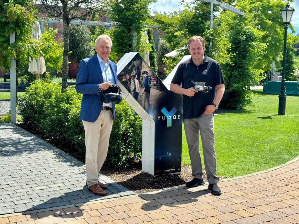 Jürgen und Michael Mack freuen sich über das neue Weltraum-Abenteuer „Dr. G. – Victory on Venus © Europa-Park GmbH & Co Mack KG