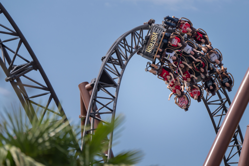 SC-Fans kopfüber in der neuen Achterbahn "Voltron Nevera powered by Rimac" © Europa-Park GmbH & Co Mack KG