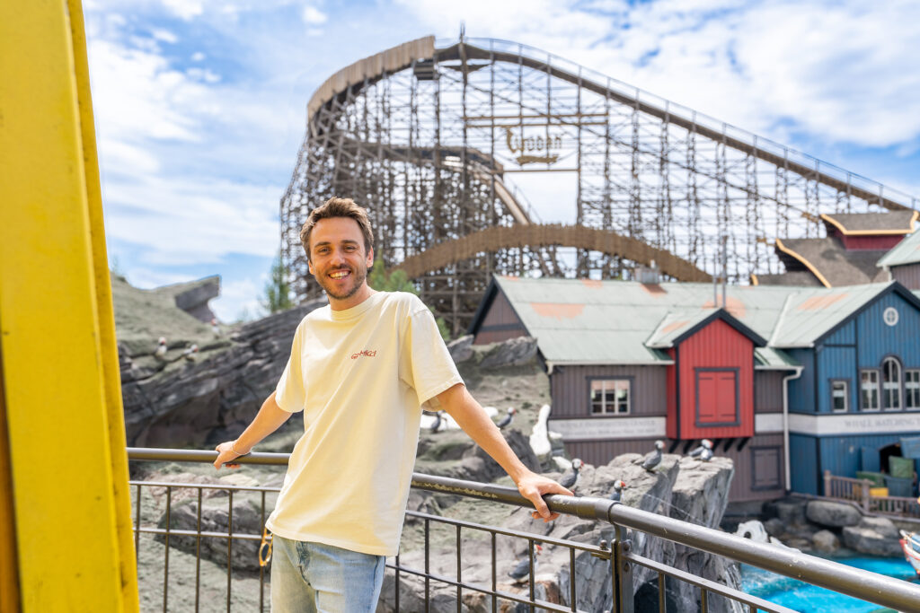 Clueso im Themenbereich Island vor der Holzachterbahn "WODAN - Timburcoaster" im Europa-Park © Europa-Park GmbH & Co Mack KG