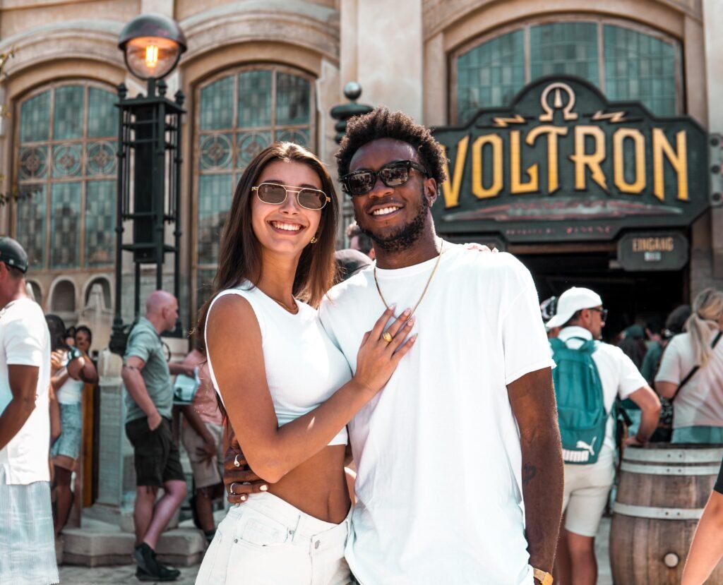 David Banda gemeinsam mit Freundin Maria Atuesta vor der Achterbahn „Voltron Nevera powered by Rimac“ © Europa-Park GmbH & Co Mack KG