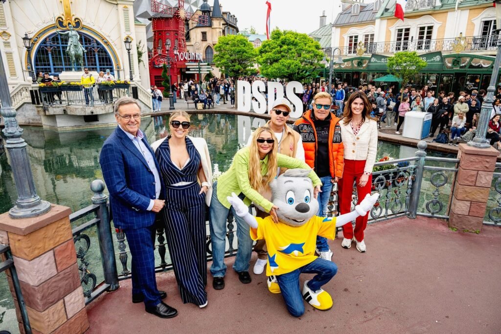 Roland und Miriam Mack gemeinsam mit der diesjährigen DSDS-Jury (Foto: © RTL / Markus Hertrich). Die Verwendung des Materials von RTL Deutschland ist nur zur redaktionellen Berichterstattung im Zusammenhang mit der Sendung unter Angabe der Credits/Quellenangabe und Beachtung der unter media.rtl.com genannten AGB erlaubt. © Europa-Park GmbH & Co Mack KG