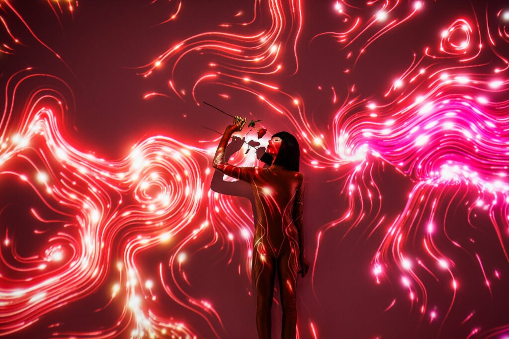 Die Ausstellung zeigt anspruchsvolle und künstlerisch sehr hochwertige Fotografien, zum Beispiel eine Künstlerin in "Eatrenalin" (Copyright: Claudia Thoma) © Europa-Park GmbH & Co Mack KG