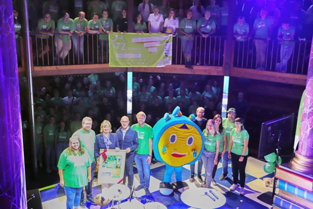 Mauritia Mack gemeinsam mit dem Seelsorger der "Kirche im Europa-Park" Thomas Schneeberger und den Ehrenamtlichen der 72-Stunden-Aktion (Copyright: BDKJ Freiburg) © Europa-Park GmbH & Co Mack KG