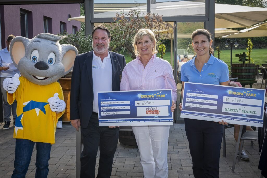 Roland Bär (Präsident Europa-Park Golfclub Breisgau e.V), Mauritia Mack („Einfach helfen e.V.“) und Ann-Kahtrin Mack („Santa Isabel e.V.) bei der Spendenübergabe © Europa-Park GmbH & Co Mack KG