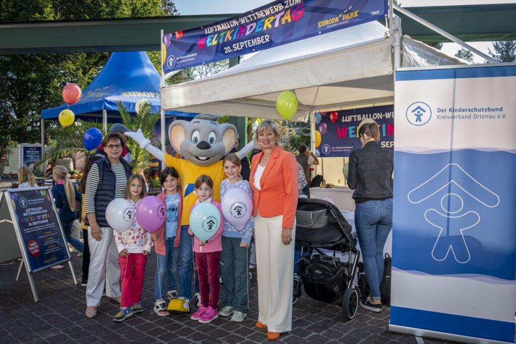 Mauritia Mack (rechts) gemeinsam mit Edith Schreiner (links) und einigen Kindern vor dem Stand des Kinderschutzbundes im Europa-Park © Europa-Park GmbH & Co Mack KG