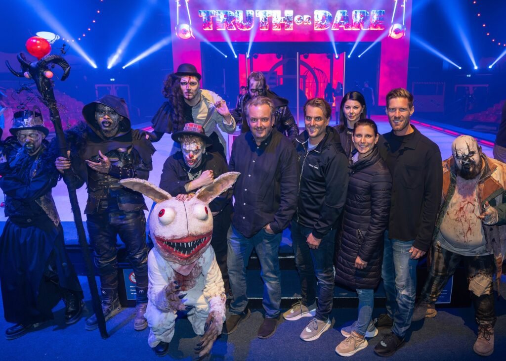 Initiator Michael Mack, Thomas Mack, Katja Mack, Ann-Kathrin Mack und Nicolas Mack mit den Monstern von Traumatica © Europa-Park GmbH & Co Mack KG