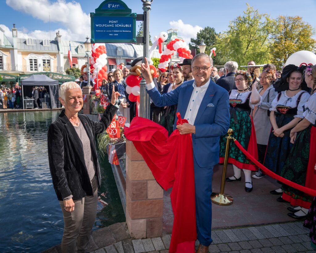 Zusammen mit der früheren Ministerin Brigitte Klinkert enthüllte Roland Mack die Schilder der Wolfgang Schäuble Brücke. © Europa-Park GmbH & Co Mack KG