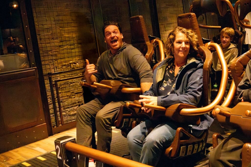 Bart Johnson gemeinsam mit seiner Schwester Liz Johnson Roberts im Multi Launch Coaster "Voltron Nevera powered by Rimac" © Europa-Park GmbH & Co Mack KG