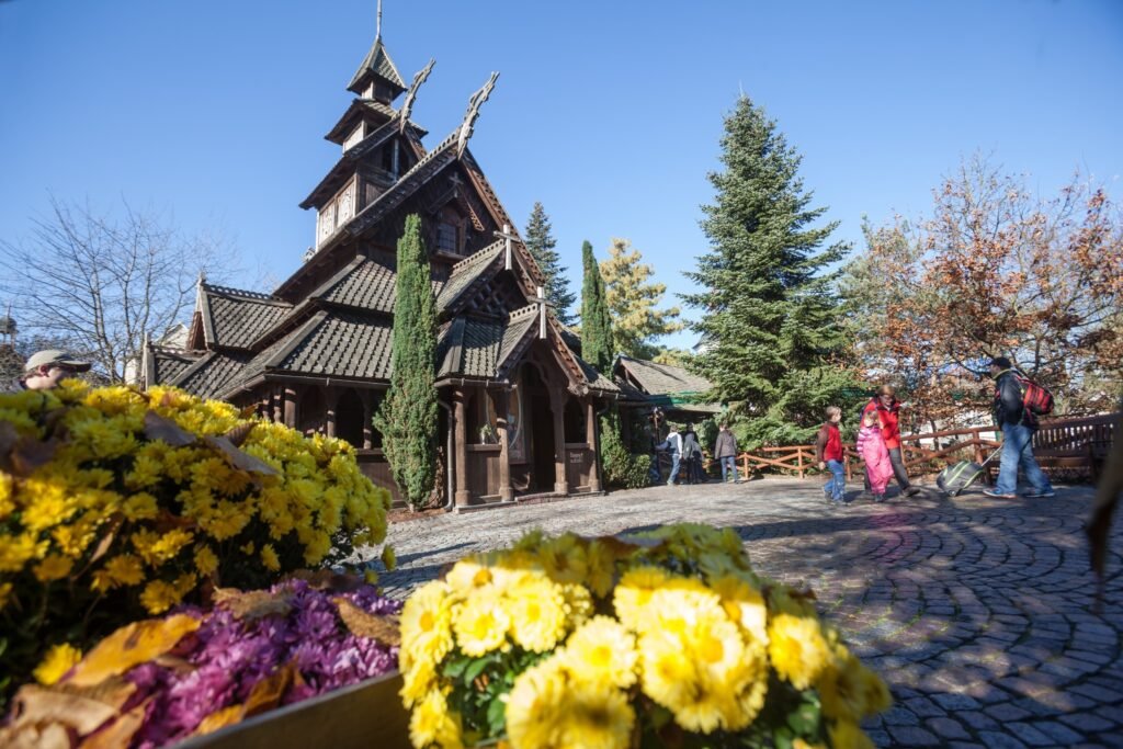 Auch die "Norwegische Stabkirche" im Europa-Park erstrahlt zum Erntedankfest in farbenfroher Blütenpracht. © Europa-Park GmbH & Co Mack KG