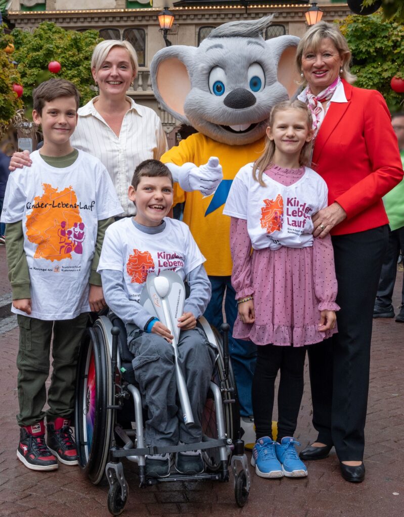 Franziska Kopitzsch, Mauritia Mack und das Starterkind Jens des Kinder-Lebens-Laufes 2024 unter der Schirmherrschaft von Elke Büdenbender © Europa-Park GmbH & Co Mack KG