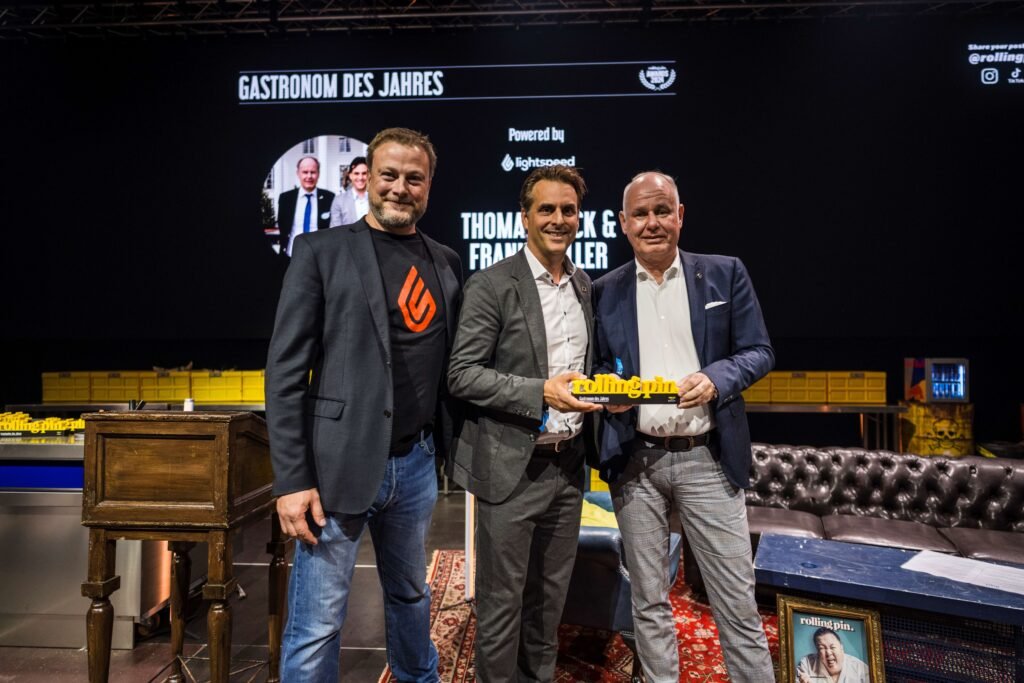 Thomas Mack (Mitte) und Frank Müller (rechts) mit der Auszeichnung "Gastronom des Jahres" (Copyright Fotos: Rolling Pin) © Europa-Park GmbH & Co Mack KG