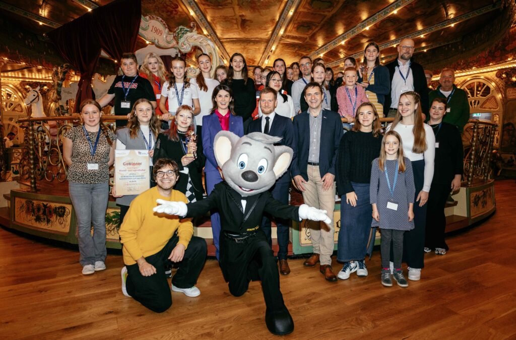 Die Nominierten des Deutschen Kinder- und Jugendpreises gemeinsam mit Miriam Mack, Michael Kretschmer (Ministerpräsident von Sachsen), Holger Hofmann (Bundesgeschäftsführer DKHW) und Elias Hadjeus (Sänger bei Honigkuchenpferde) © Europa-Park GmbH & Co Mack KG