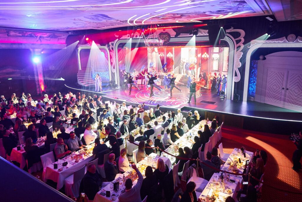 Im glanzvollen „Europa-Park Teatro“ können die Gäste knapp vier Stunden in eine fantastische Welt aus Unterhaltung und Genuss eintauchen © Europa-Park GmbH & Co Mack KG