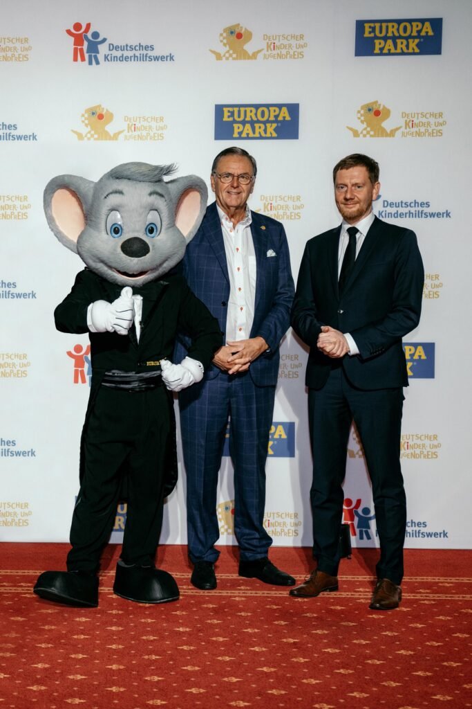 Europa-Park Inhaber Roland Mack gemeinsam mit dem Ministerpräsidenten von Sachsen Michael Kretschmer © Europa-Park GmbH & Co Mack KG