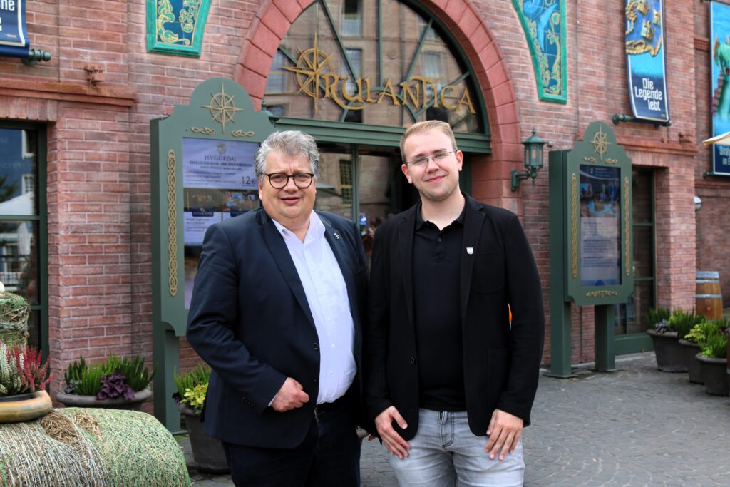 Michael Kreft von Byern, Direktor Rulantica, und Philipp Klotz, Bürgermeister Kappel-Grafenhausen, freuen sich über die Zusammenarbeit © Europa-Park GmbH & Co Mack KG