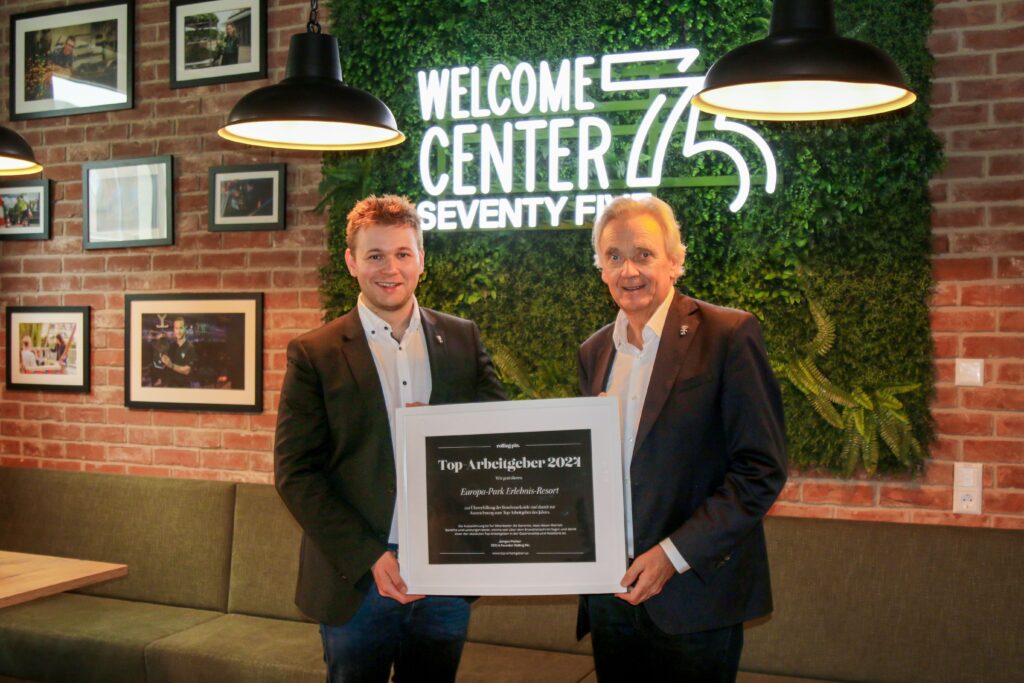 Frederik und Jürgen Mack freuen sich über die Auszeichnung "Top Arbeitgeber 2024" © Europa-Park GmbH & Co Mack KG