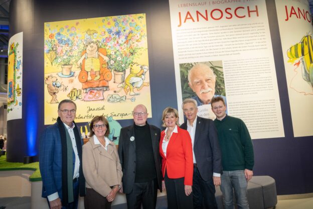 Familie Mack mit dem Freund und Verleger von Janosch Alexander Lieventhal in der Ausstellung im Europa-Park © Europa-Park GmbH & Co Mack KG