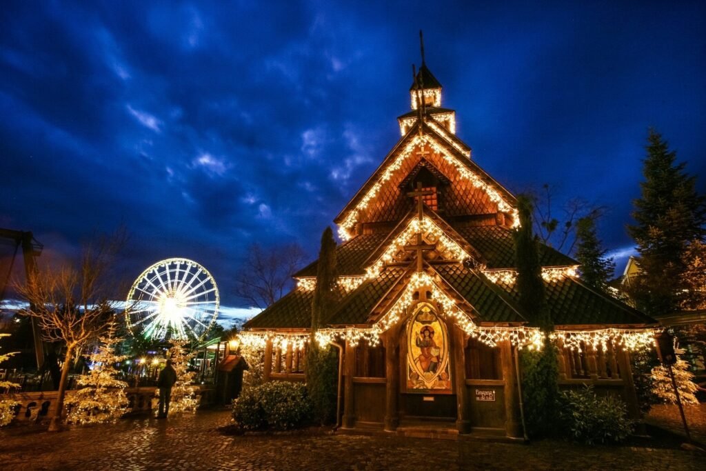 Inmitten des Europa-Park lädt die festlich geschmückte Stabkirche im Skandinavischen Themenbereich zu einem Moment der Besinnlichkeit in weihnachtlicher Atmosphäre ein © Europa-Park GmbH & Co Mack KG