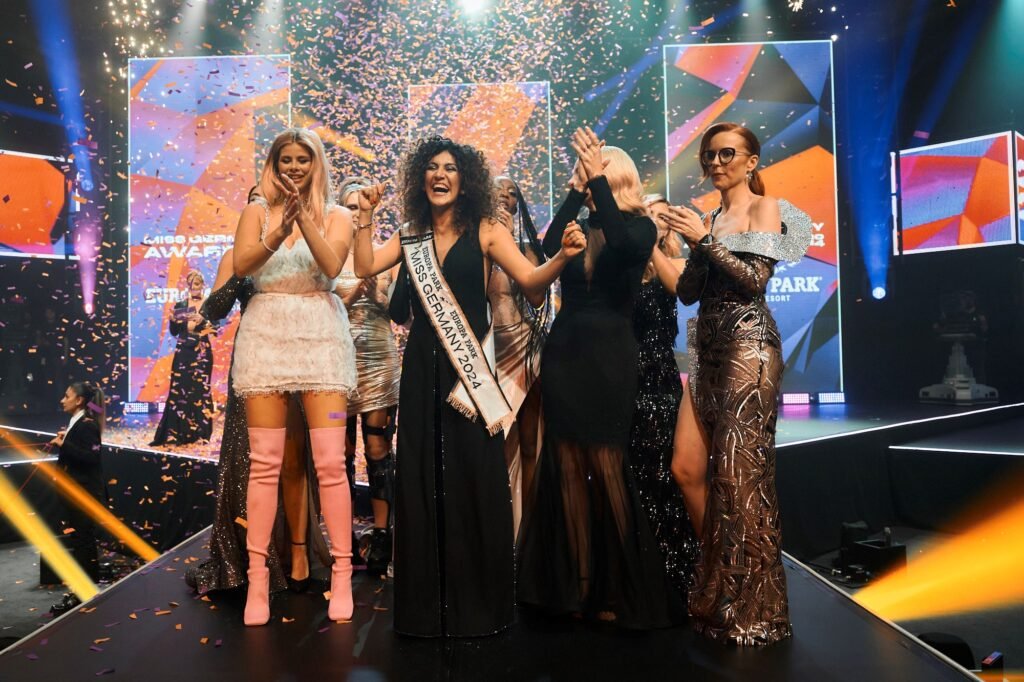 In diesem Jahr wurde Apameh Schönauer in der Europa-Park Arena als "Miss Germany 2024" ausgezeichnet © Europa-Park GmbH & Co Mack KG