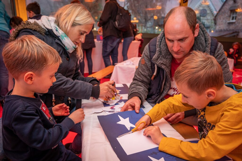 In „Ed’s Bastelwerkstatt“ kreierten die Kinder bunte Laternen © Europa-Park GmbH & Co Mack KG