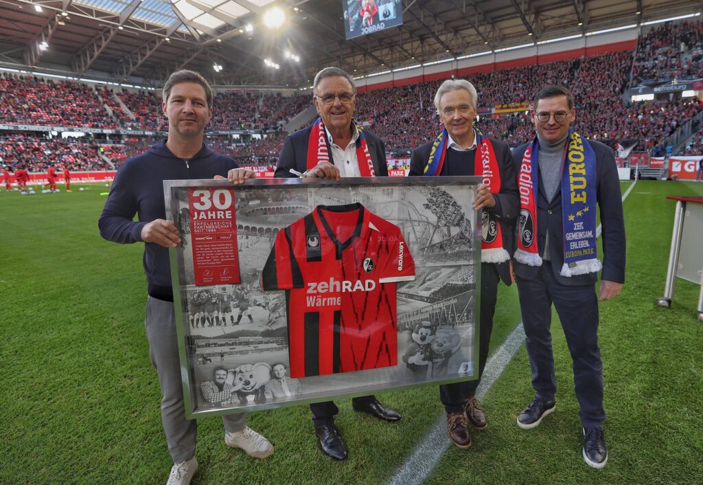 Jochen Saier, Roland Mack, Jürgen Mack und Oliver Leki freuen sich über 30 Jahre Partnerschaft (Foto: Carsten Riedl / SC Freiburg) © Europa-Park GmbH & Co Mack KG