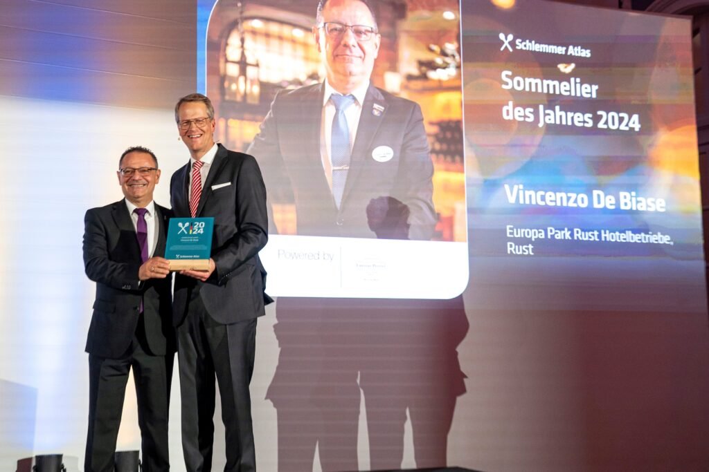 Johannes Großpietsch, Geschäftsführer Verlagshaus Busche, übergibt Vincenzo de Biase die Auszeichung als Sommelier des Jahres 2024 (Bild: Guido Schröder) © Europa-Park GmbH & Co Mack KG