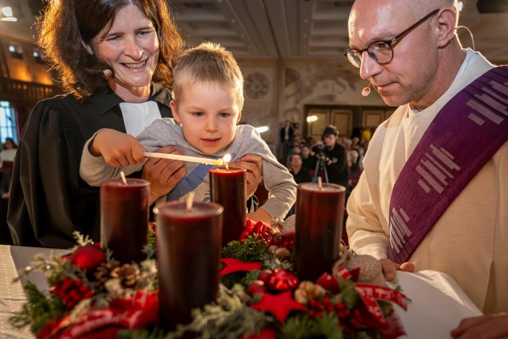 Zusammen mit den Diakonen Andrea Ziegler und Thomas Schneeberger durfte Max (4 Jahre alt) die erste Kerze des Adventskranz anzünden © Europa-Park GmbH & Co Mack KG