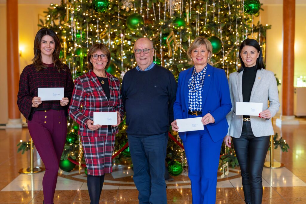 Miriam Mack, Marianne Mack, Mauritia Mack und Katja Mack (v.li.) freuen sich über die Spende von Michael Nitze © Europa-Park GmbH & Co Mack KG