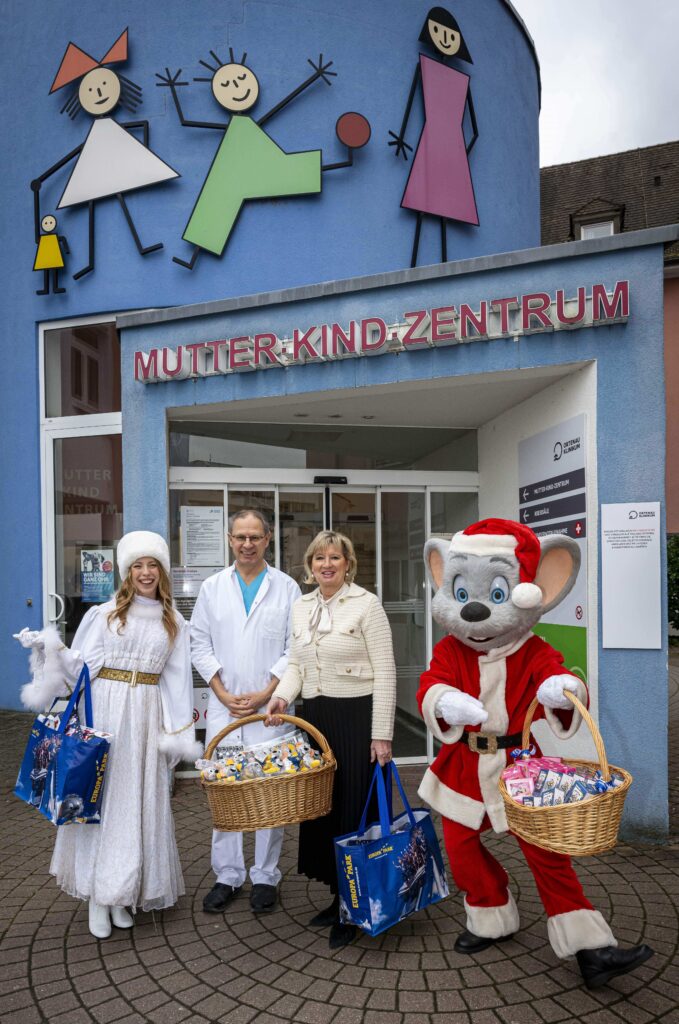 Schirmerrin Mauritia Mack und Chefarzt Dr. Patrick Gerner überraschen gemeinsam mit Ed Euromaus und der winterlichen Prinzessin die jungen Patienten © Europa-Park GmbH & Co Mack KG