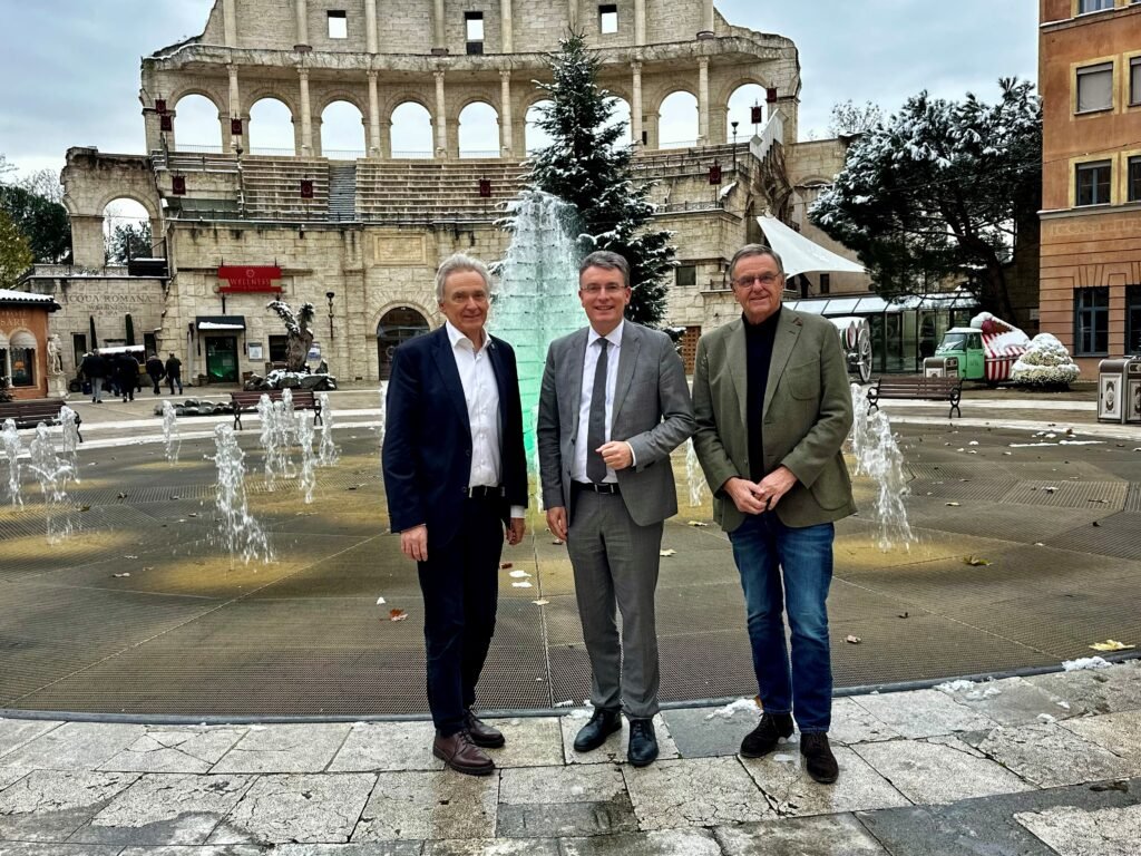 Über den ersten Austausch im Europa-Park freuen sich Jürgen Mack, Landrat Thorsten Erny und Roland Mack © Europa-Park GmbH & Co Mack KG