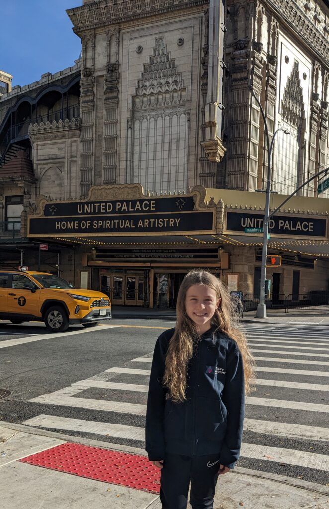 Hanna vor dem United Palace of Cultural Arts in New York © Europa-Park GmbH & Co Mack KG