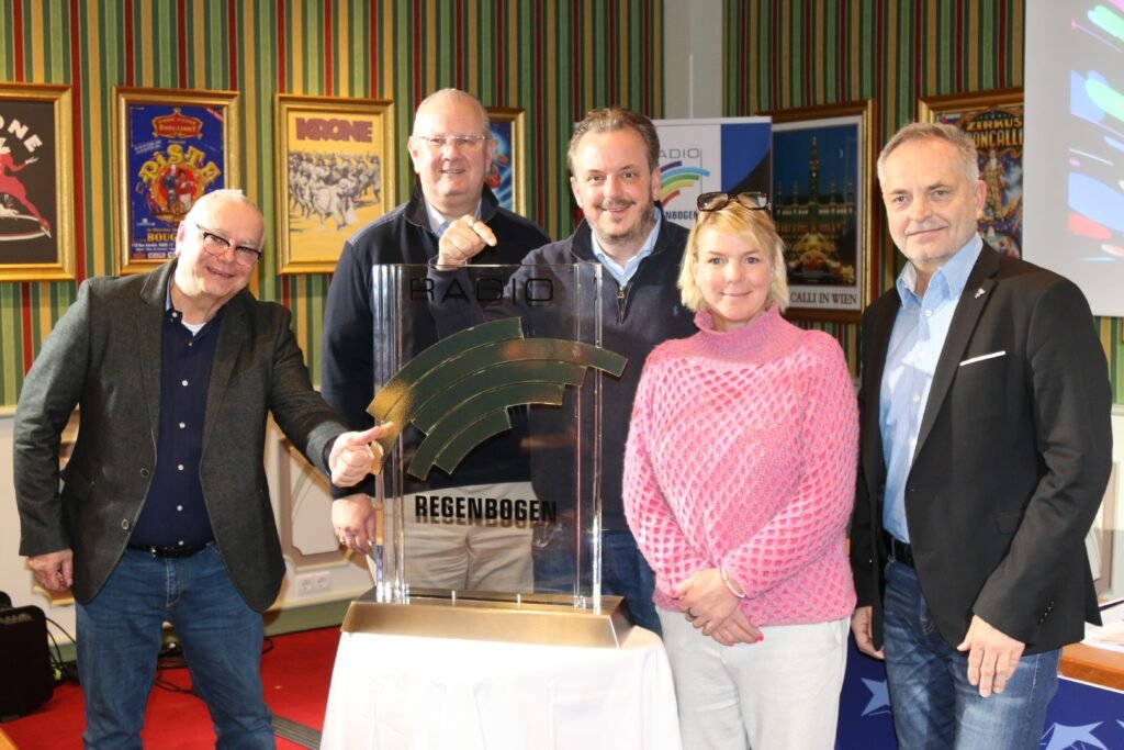 Andreas Ksionsek, Eventleiter von Radio Regenbogen und Showregisseurn, Radio Regenbogen Chef Kai Fischer, Michael Mack, geschäftsführender Gesellschafter Europa-Park, Mirja Boes, Moderatorin des 25. RADIO REGENBOGEN Award, und Engelbert Gabriel, Sprecher der Geschäftsleitung Europa-Park © Europa-Park GmbH & Co Mack KG