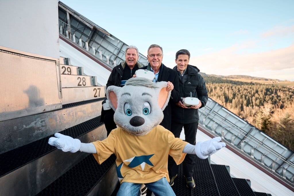 (v.l.n.r.) Der ehemalige Bürgermeister der Gemeinde Hinterzarten Hansjörg Eckert, Europa-Park Inhaber Roland Mack und Skisprunglegende Martin Schmitt bei der neuen VR-Experience "Skisprung Hinterzarten VR" © Europa-Park GmbH & Co Mack KG
