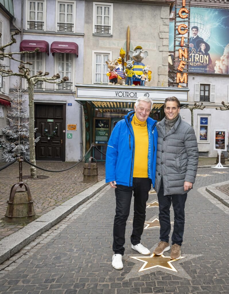 Reiner Meutsch und Thomas Mack vor dem Magic Cinema 4D, in dem der Filmvortrag stattfindet © Europa-Park GmbH & Co Mack KG