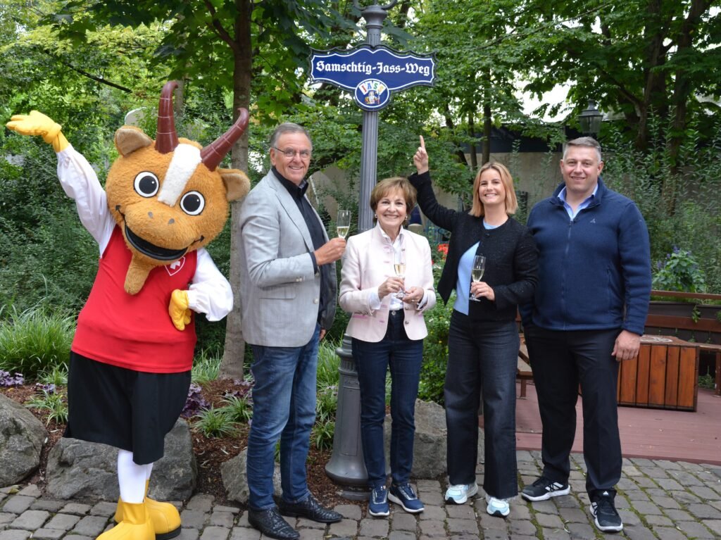 Roland Mack, Paola Felix, Fabienne Gyr und Jörg Abderhalden (v.l.n.r) enthüllen den "Samschtig-Jass-Weg" im Europa-Park © SRF/Nicole Birri © Europa-Park GmbH & Co Mack KG