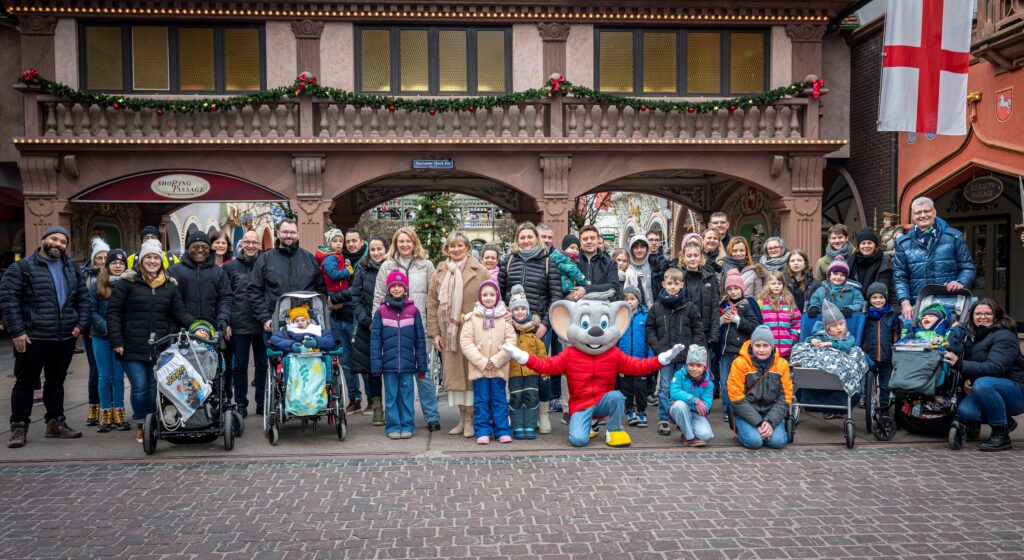 Mauritia Mack mit den Familien des Bundesverband Kinderhospiz e.V. © Europa-Park GmbH & Co Mack KG