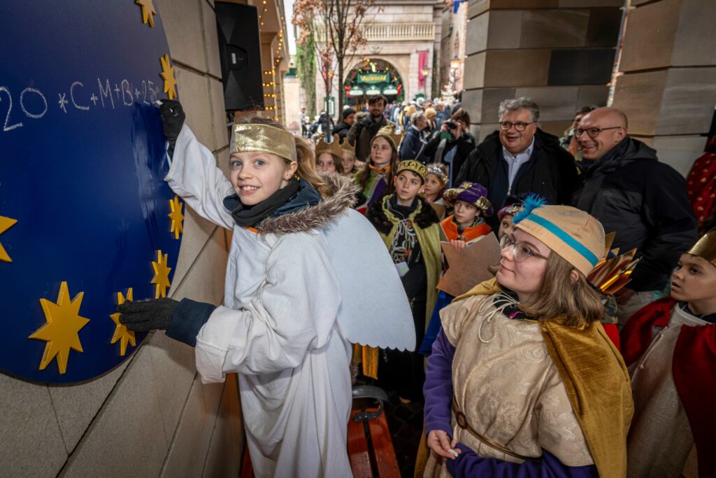 Die Sternsinger bringen den traditionellen Segensspruch 20*C+M+B+25 an © Europa-Park GmbH & Co Mack KG