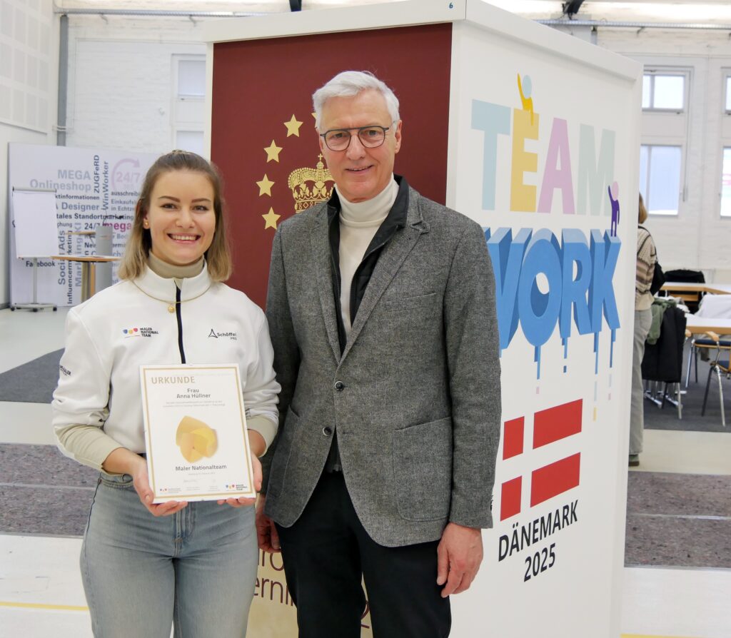 Anna Hüllner mit Dietmar Ahle, Vize-Präsident des Bundesverbands Farbe Gestaltung Bautenschutz © Europa-Park GmbH & Co Mack KG