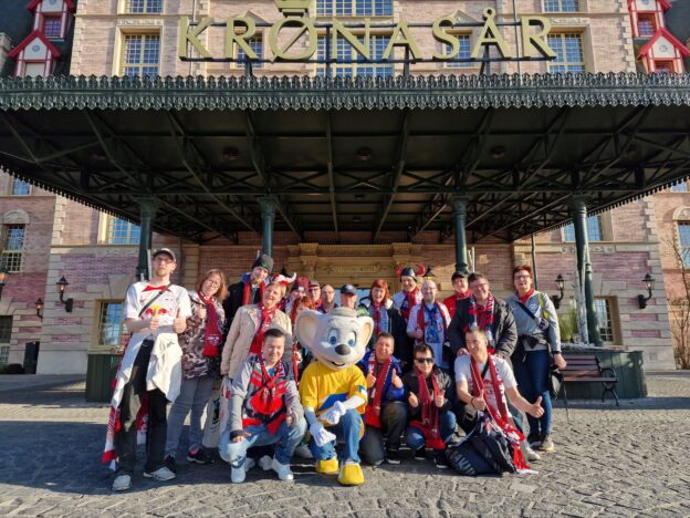 Die Gruppe der AWO Sachsen-West aus Grimma vor dem Hotel Krønasår © Europa-Park GmbH & Co Mack KG