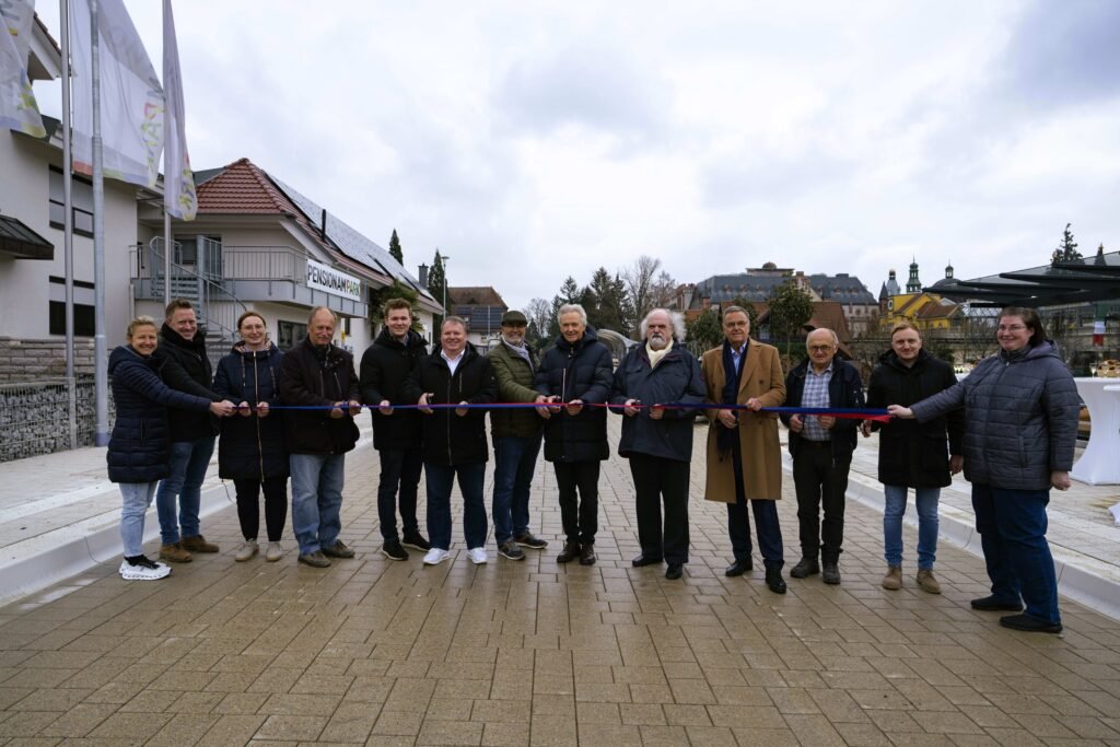 Auf der Baustelle feierten die Beteiligten den Meilenstein der Modernisierung des Rheinwegs mit einem symbolischen Banddurchschnitt © Europa-Park GmbH & Co Mack KG