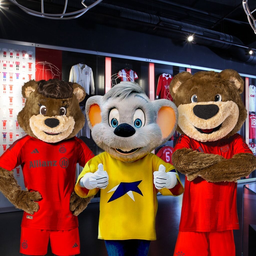 Die Maskottchen Mia, Ed Euromaus und Berni freuen sich auf die jüngsten Besucher beim Familiensonntag im FC Bayern Museum (Copyright: FC Bayern München AG) © Europa-Park GmbH & Co Mack KG