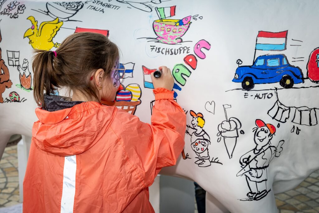 Gemeinsam mit Gaymann verwandelten Kinder einen weißen Stier in ein farbenfrohes Kunstwerk aus Flaggen, Hühnern und Europa-Symbolen © Europa-Park GmbH & Co Mack KG