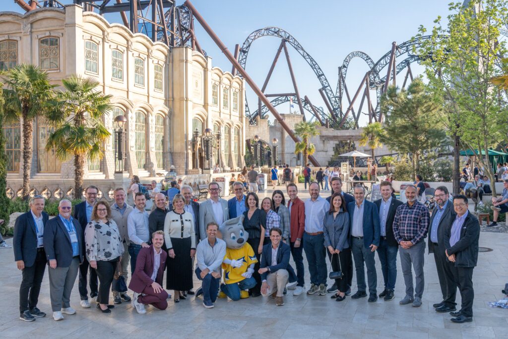 Familie Mack mit den Mitgliedern des IAAPA Vorstands © Europa-Park GmbH & Co Mack KG