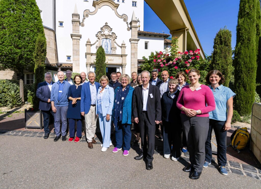 Jürgen und Mauritia Mack gemeinsam mit der Delegation der beiden Kirchen und den Vertretern der "Kirche im Europa-Park" © Europa-Park GmbH & Co Mack KG